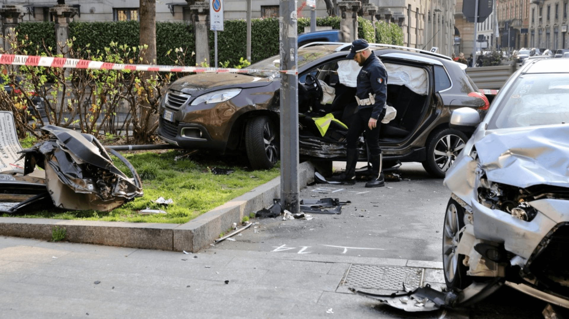 Morti sul lavoro sempre più in itinere: la scena di un incidente d'auto