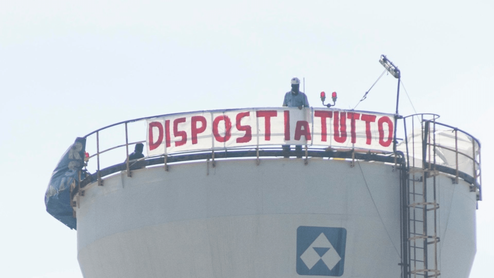 Operai della Portovesme S.R.L. asserragliati su una ciminiera con lo striscione "disposti a tutto"