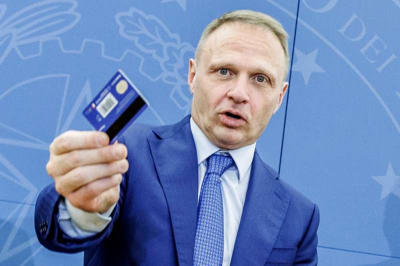 Il ministro Lollobrigida con in mano la carta "dedicata a te"