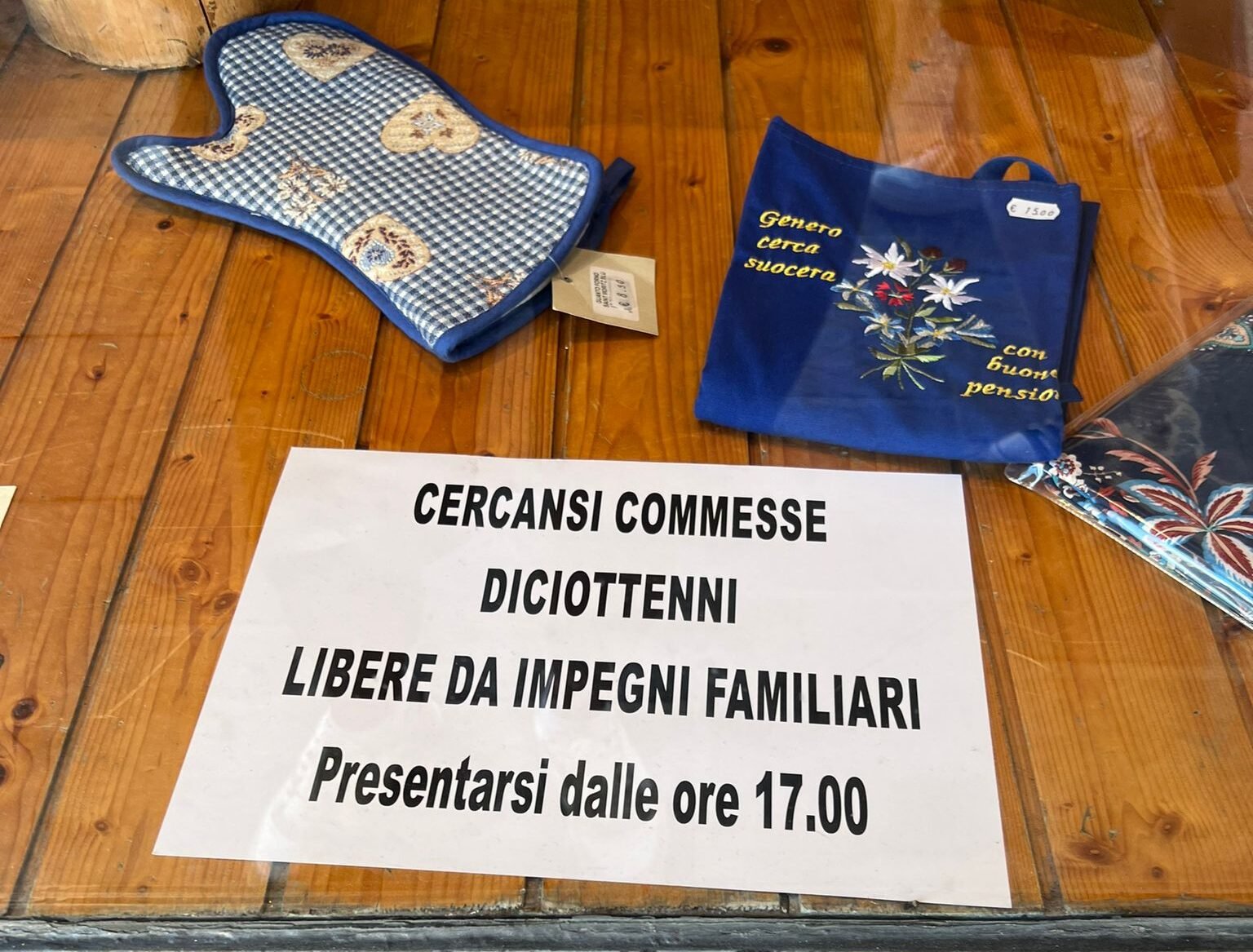 L'annuncio dei Magazzini dal Sasso: "Cercansi commesse diciottenni libere da impegni famigliari"