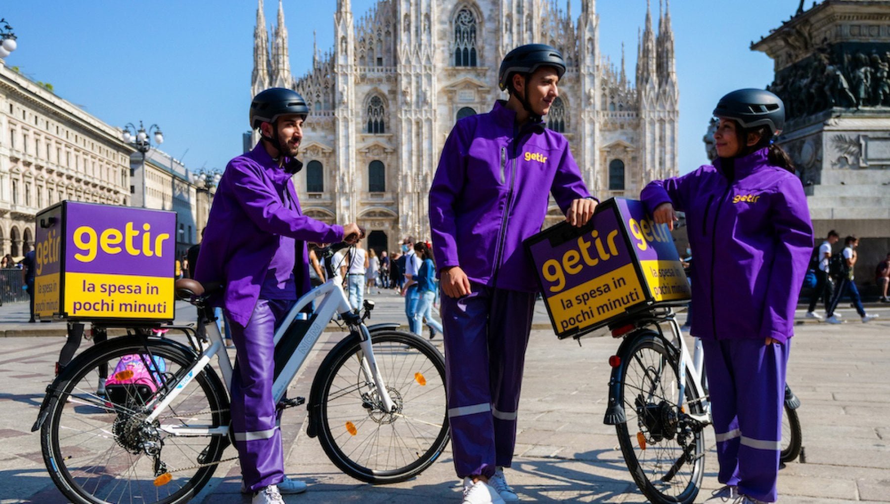 Dei rider di Getir in uniforme viola.