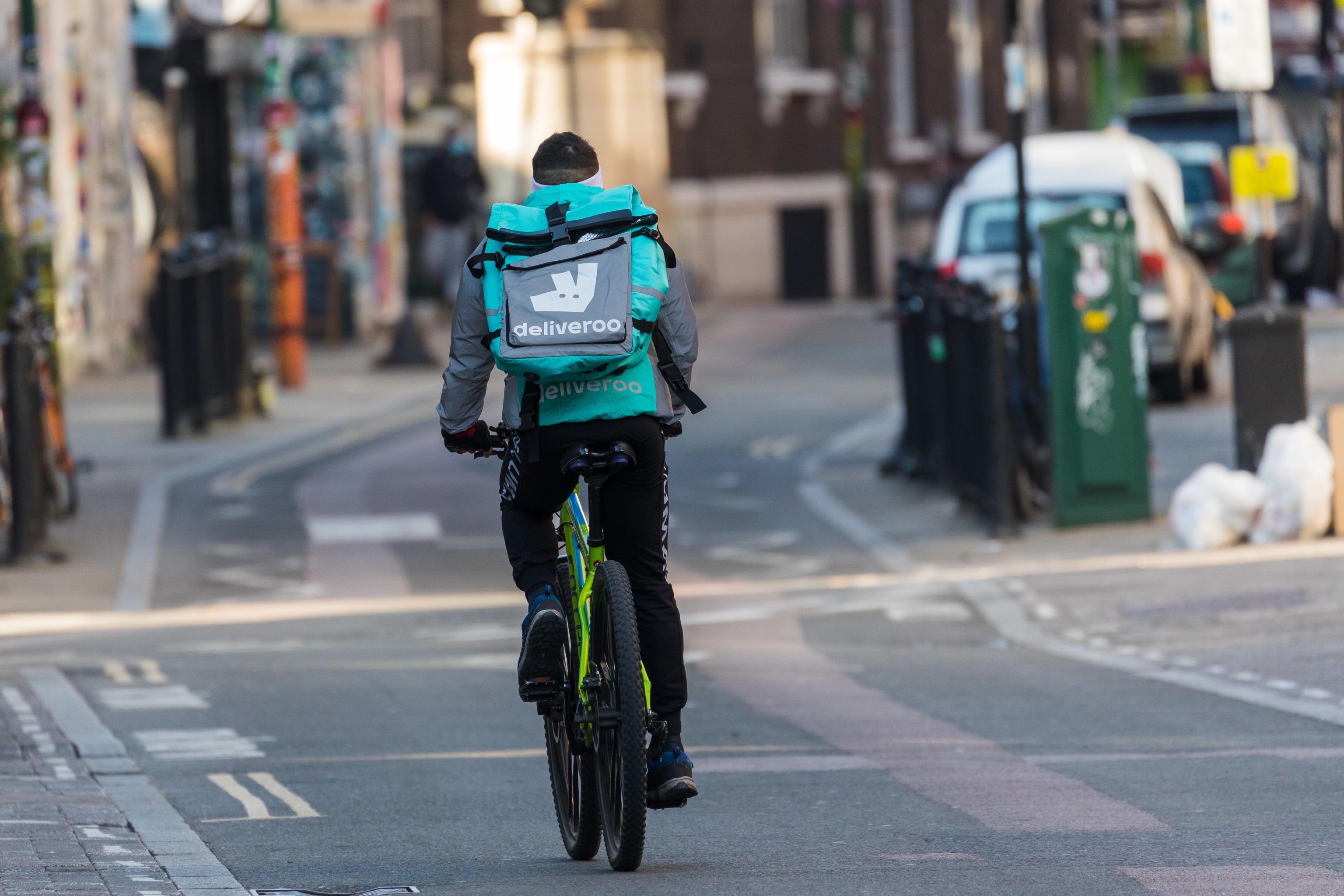 Un rider di Deliveroo al lavoro, in bicicletta