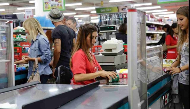 Commesse al lavoro in un supermercato