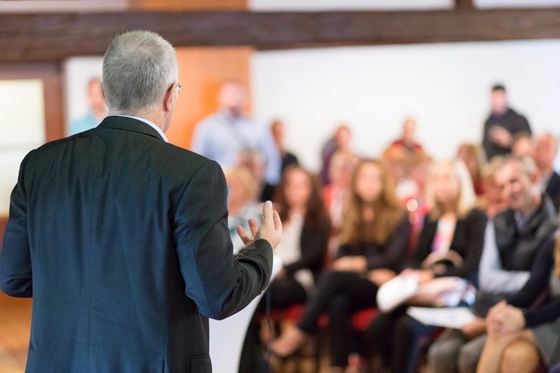 Fondi per formatori: un docente di spalle fa lezione a dei professionisti