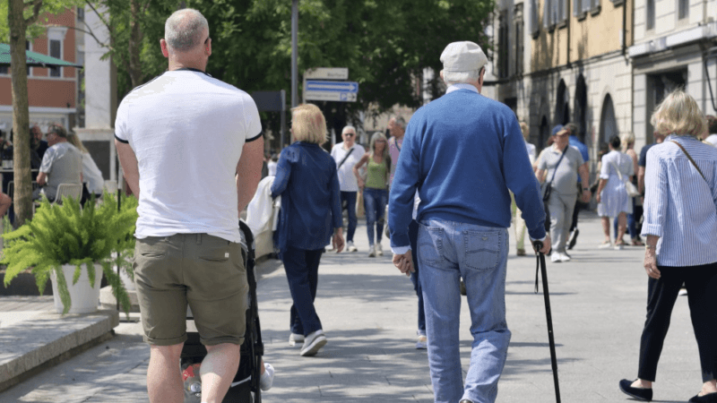 Gli italiani descritti dal rapporto Censis: tre generazioni passeggiano fianco a fianco