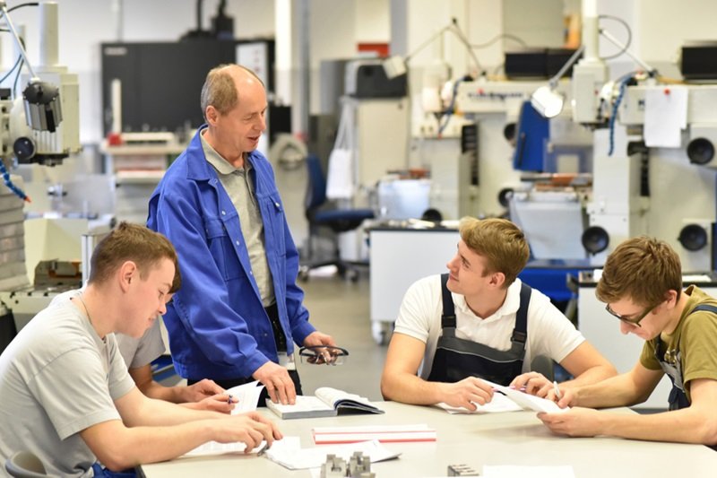 Istruzione e formazione professionale, un professore in laboratorio con gli studenti