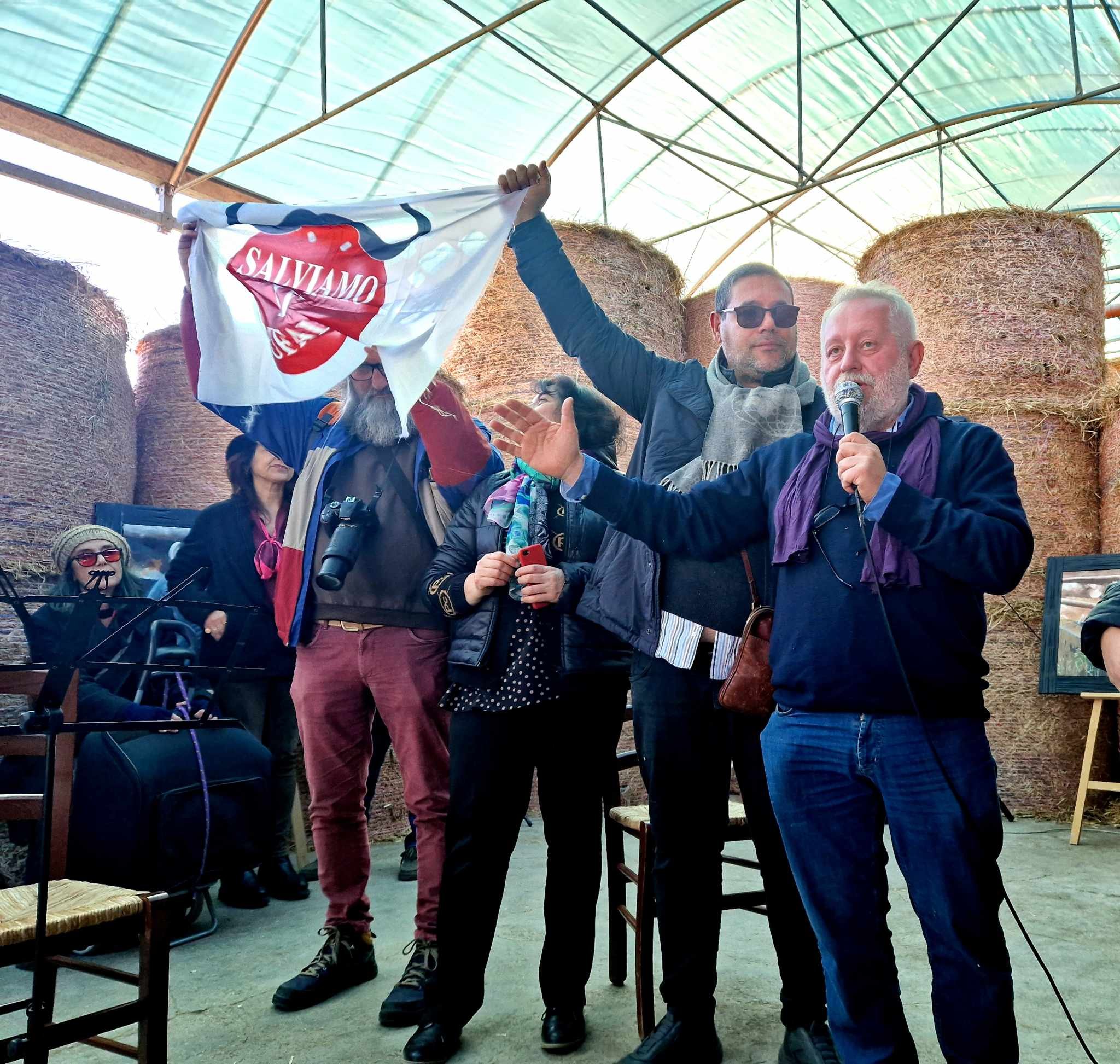 Al microfono Gianni Fabbris, Coordinatore nazionale di AltrAgricoltura