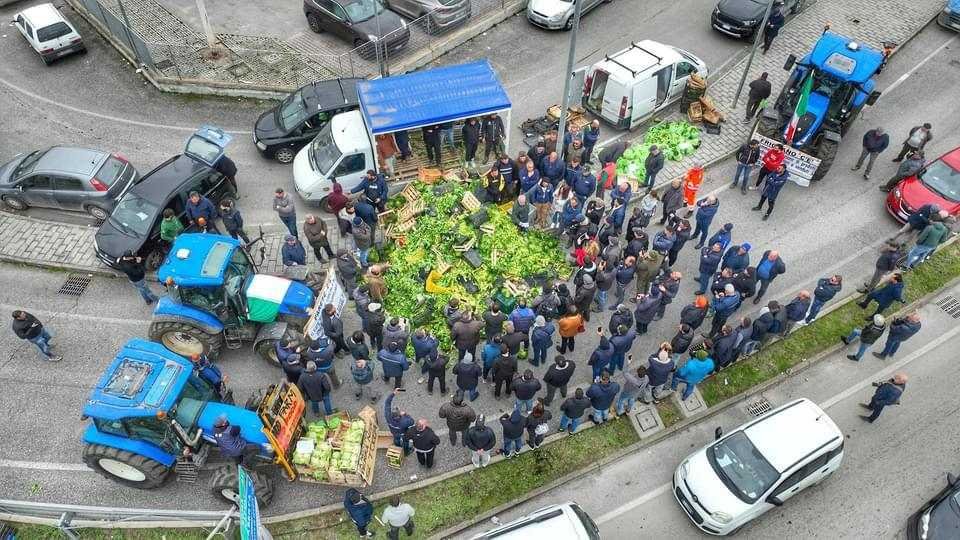 La protesta degli allevatori di bufale sulla Domiziana