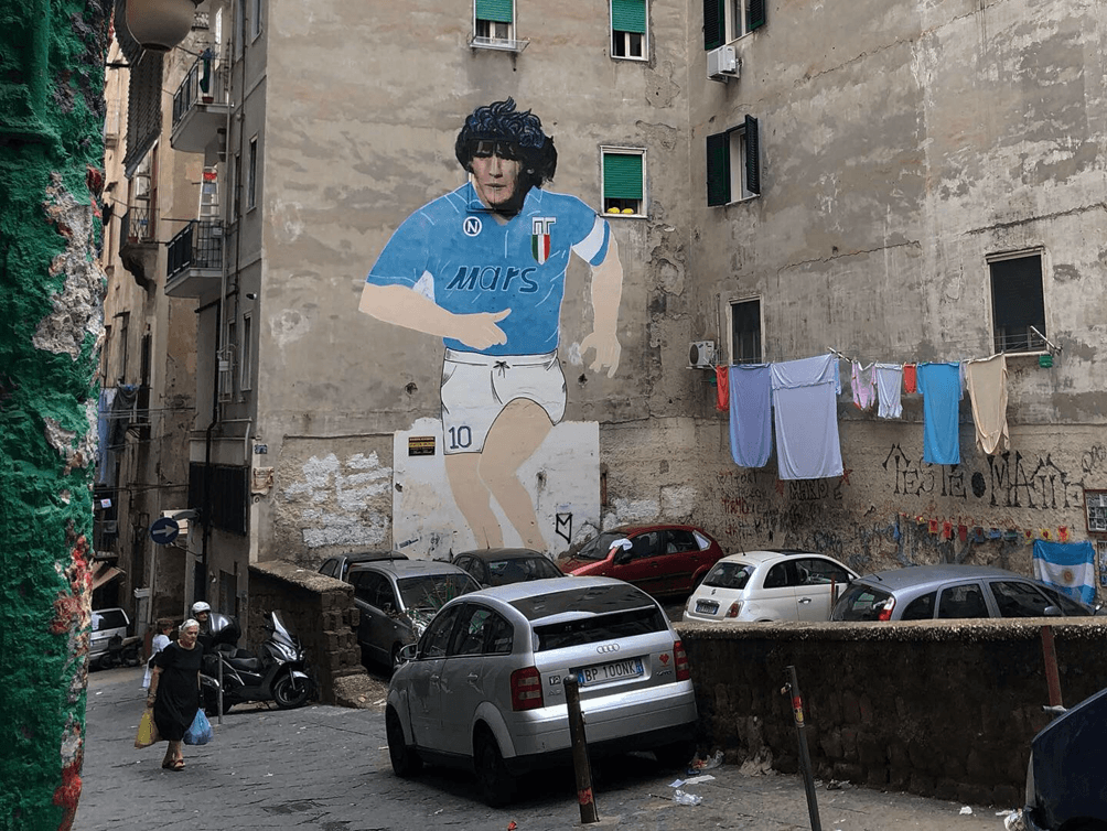 Largo Maradona nel 2019. In pratica, un parcheggio di auto (foto di Enrico Parolisi)