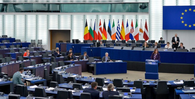 Stipendi degli europarlamentari, troppo elevati? Una sessione plenaria del Parlamento con la sala quasi semivuota