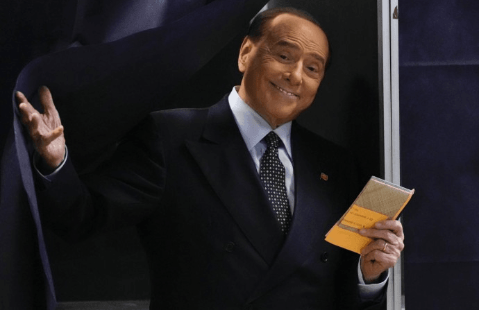 Se la politica è un prodotto: Silvio Berlusconi esce sorridendo dalla cabina elettorale