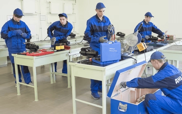 I dipendenti di un'azienda ucraina al lavoro in tuta blu