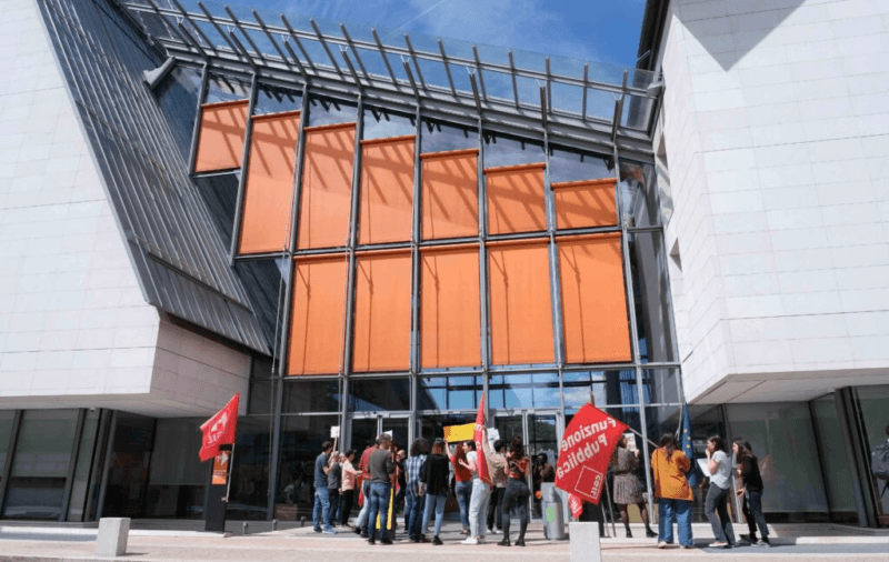 Lavoratori in protesta di fronte al MUSE di Trento