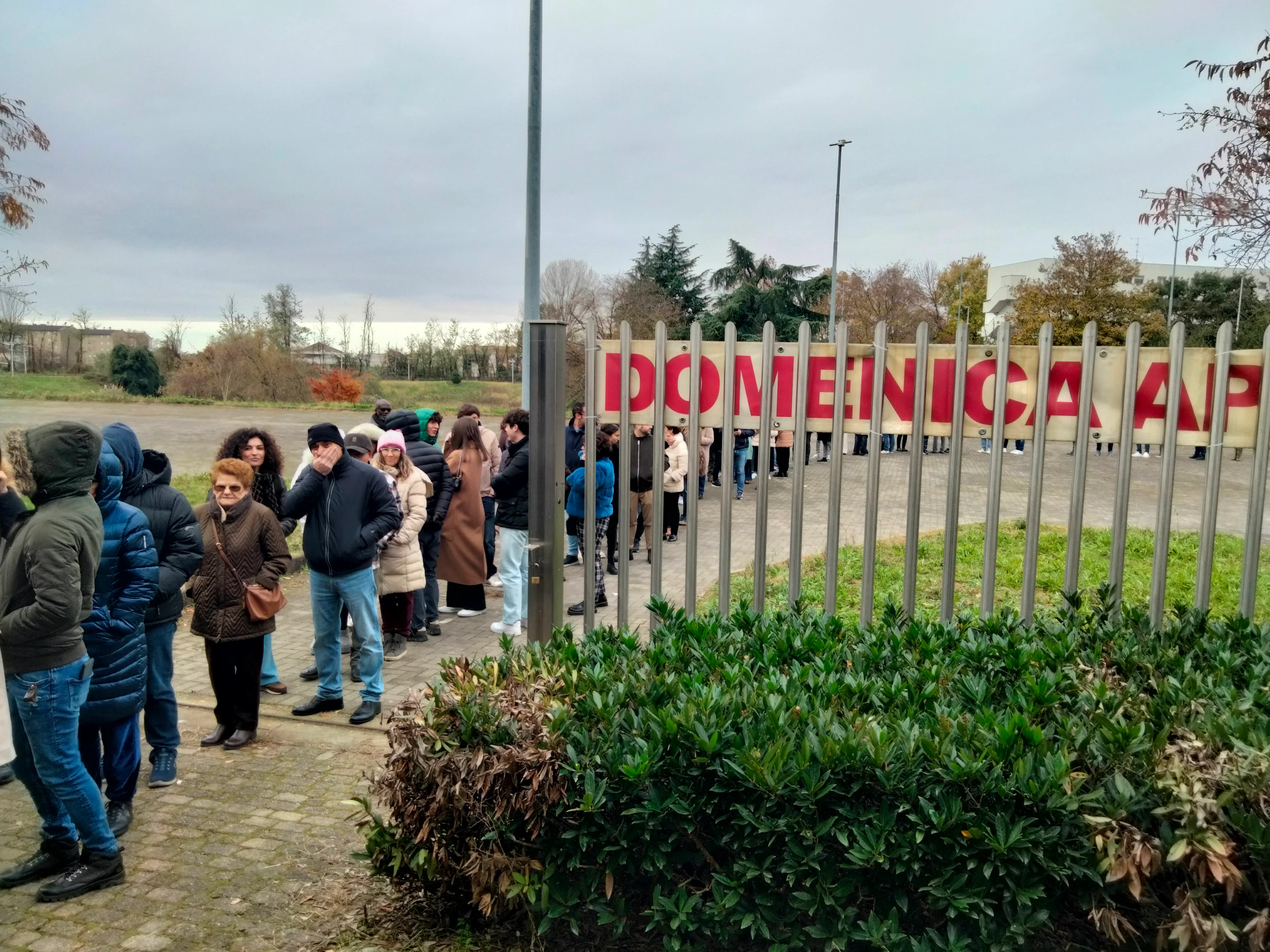 La lunga fila di persone fuori dal calzaturificio Moreschi, a Vigevano, in attesa di acquistare prodotti in svendita.