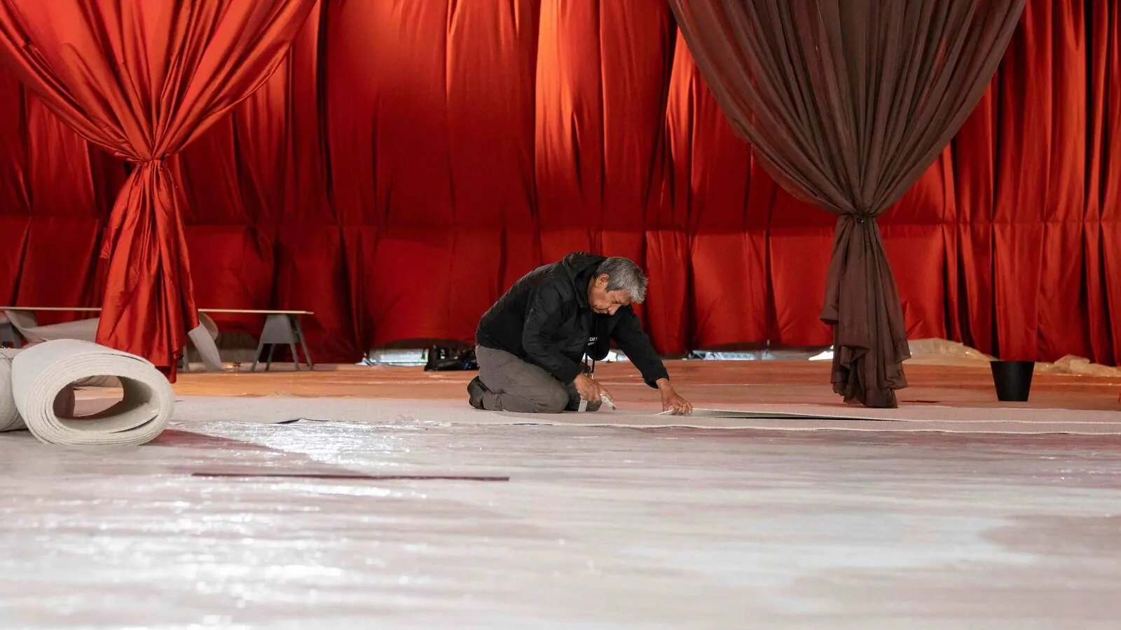 Festival del cinema e sfruttamento: un operaio solitario prepara il red carpet