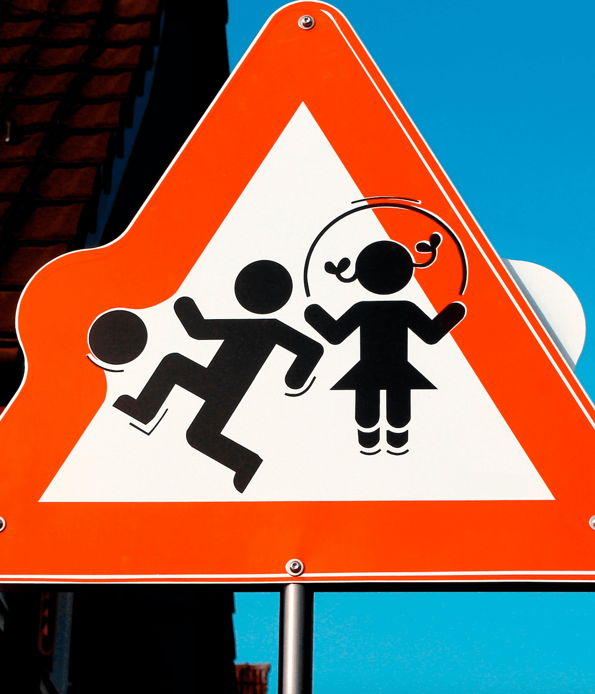 Lavoro minore: un cartello di cautela raffigura bimbi che giocano
