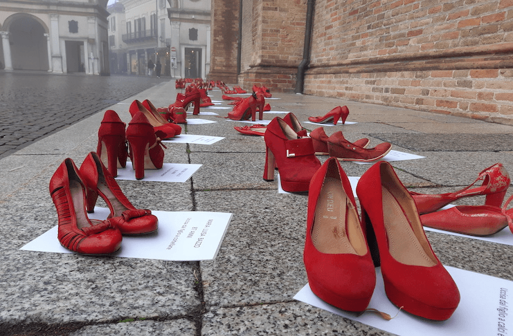 Nasce un osservatorio sulla violenza del linguaggio di genere: un percorso di scarpe rosse su fogli di carta stampata