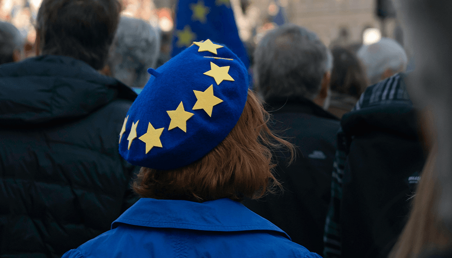 Uguaglianza di genere nell'UE: una donna con un basco che rappresenta la bandiera dell'Unione europea