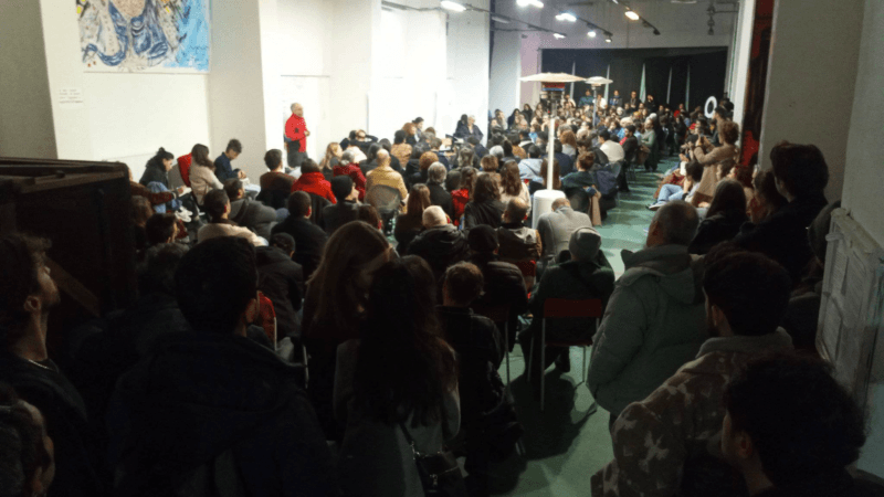 Christian Raimo e gli altri trecento partecipanti alla quinta assemblea dei lavoratori dello Spettacolo nel centro culturale Spin Time di Roma
